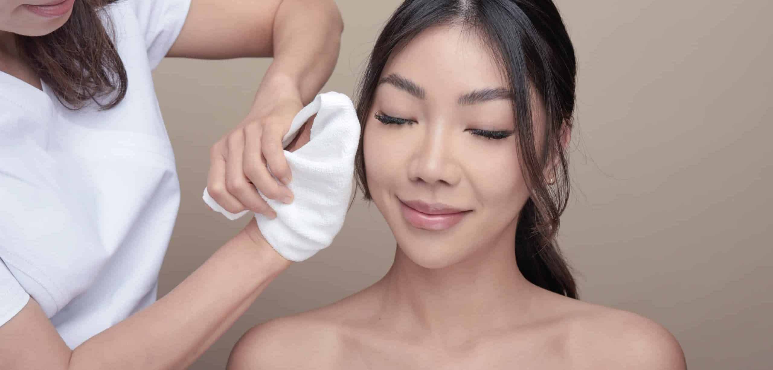 model getting facial